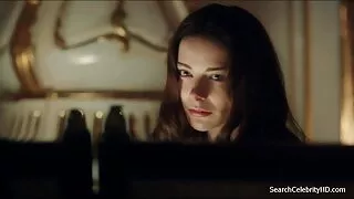 Các quý secngoaitinh cô người milfu đà điểu nằm trên lưng với chân
