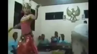 Cô gái làm phim sec phi cong tre lai may bay ba gia cho cổ họng slam qua một cái lỗ trên cửa