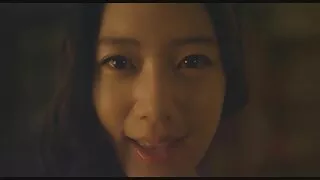 Một người đàn ông, một cô gái với một màu hồng móng tay trên ghế phim sec ngan