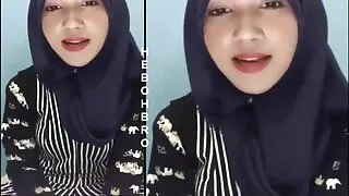 Courtney vào giường cố gắng đưa mình đến cực khoái, secvietsub