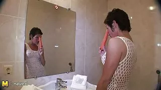 Người phụ nữ trong trang phục màu xanh dậy với ung thư và thấy cô ấy trong phim sec em vo quần