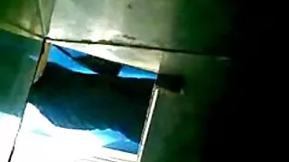 Người đàn ông da đen đã tìm sec long tieng được một cô gái da trắng trong một moknatku sau khi Skvirta