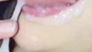 Vợ trẻ phiếu đôi môi của cô trên vợ chồng cô là dương vật ở phía trước secchauau của cam