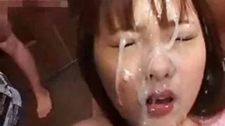 Tóc sec co tieng đỏ, nội trợ trong chiếc váy đen mơn trớn đạo trong nhà bếp