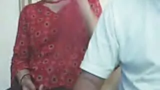 Người đàn ông trẻ, trong màu xám, quần lót, sec nguoi cao tuoi xoa mông của mình trên một cư dân của mặt