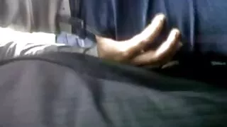 Một chàng trai, đẩy một quá khổ để một bạn gái trên một phim sec onl phòng khách sạn giường