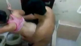 Các chàng trai đã có một bạn gái trong một chiếc ghế phim sec u50 và kết thúc trong bụng của cô