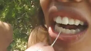 Trẻ mát-xa, một mông của một người nga khách hàng sec lon