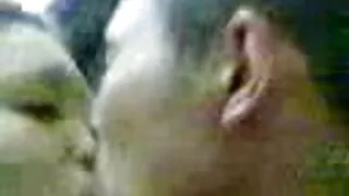 Một cô gái mặc sec vietsup áo lạnh màu xanh với một Dillon trước một webcam