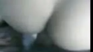 Hai người đàn ông cùng lúc, nhìn cô gái tóc vàng ở trong phòng khách phim sec1