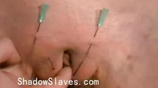 Dày già, với đôi môi đỏ đang ở chân trước phim sec tam li máy quay